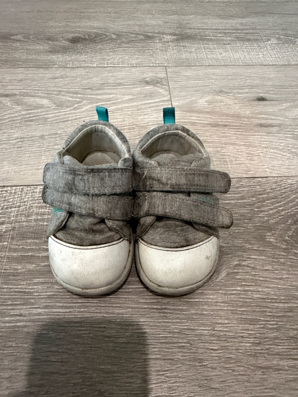 Kids Gray and White Double-Strap Sneakers with Teal Pull Tab